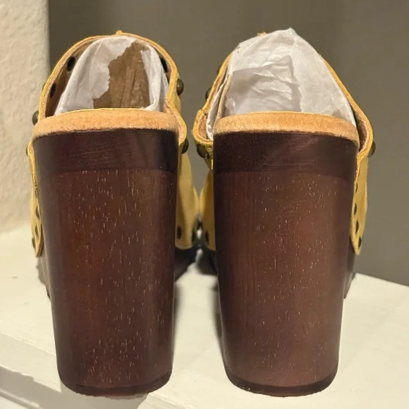 NEW- Sbicca Crowley Womens Sz 9  Marigold  Suede Slip On Mule Sandals Shoes - Picture 7 of 11